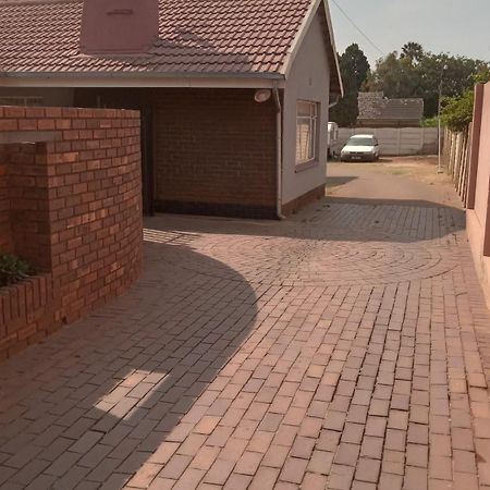 Acacia Guesthouse Kempton Park Esterno foto